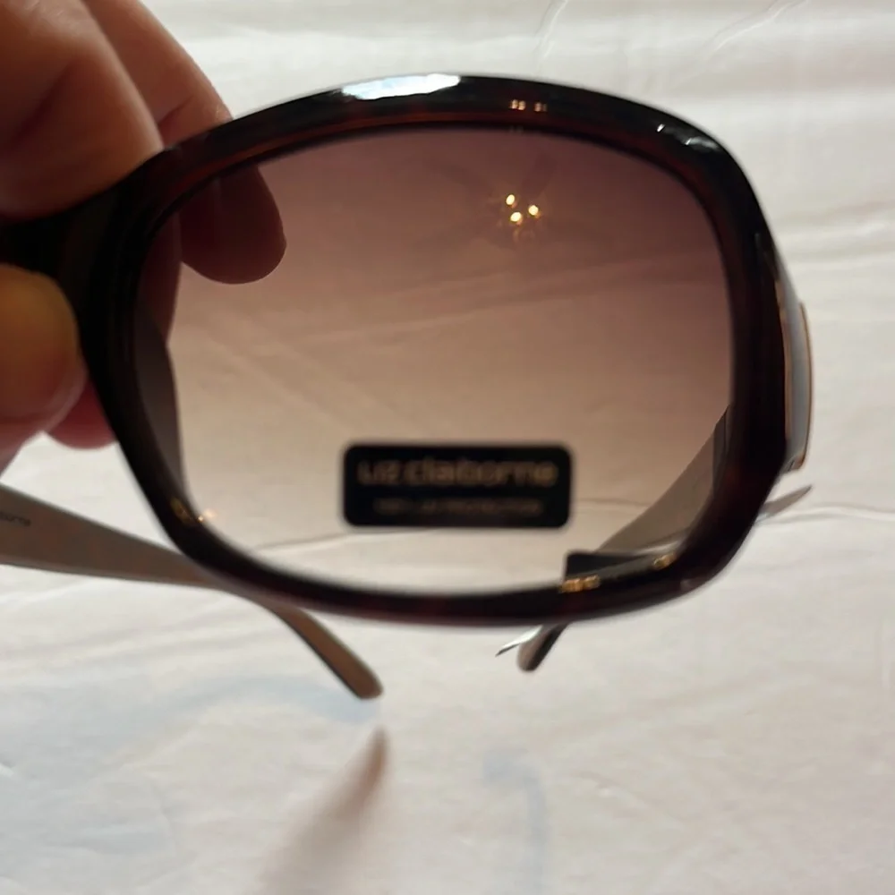 NWT-Liz Claiborne 100% UV protection brown sunglasses with bag